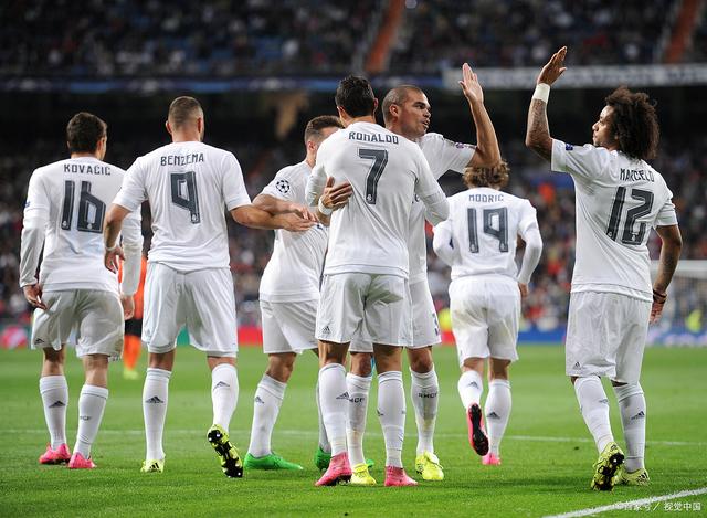 德尼兹·翁达夫赞扬斯图加特球迷“热情”，助力球队赢得欧联杯胜利（翁达夫称赞斯图加特球迷的热情，助球队欧联杯告捷）